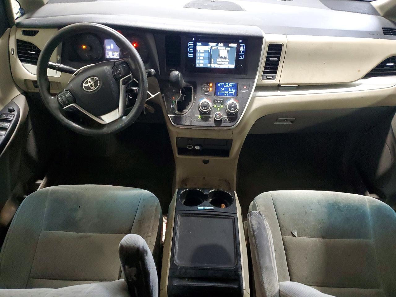 2017 TOYOTA SIENNA LE 8-PASSENGER photo 8
