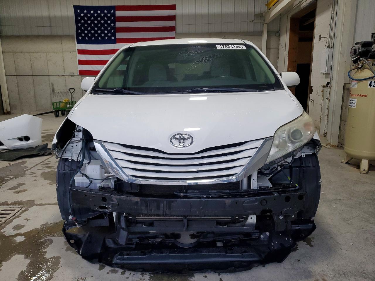 2017 TOYOTA SIENNA LE 8-PASSENGER photo 5