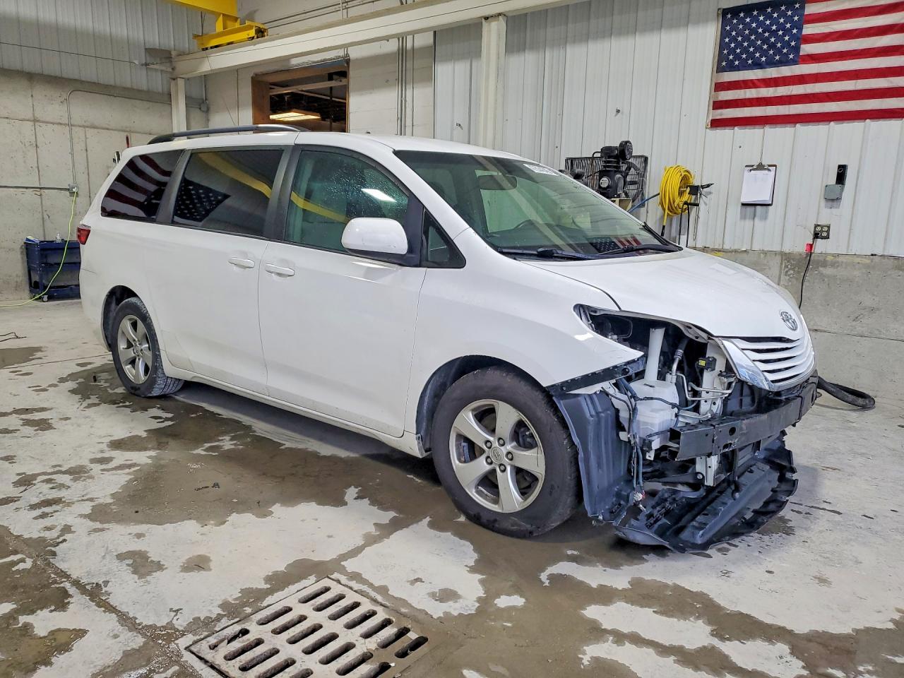 2017 TOYOTA SIENNA LE 8-PASSENGER photo 4