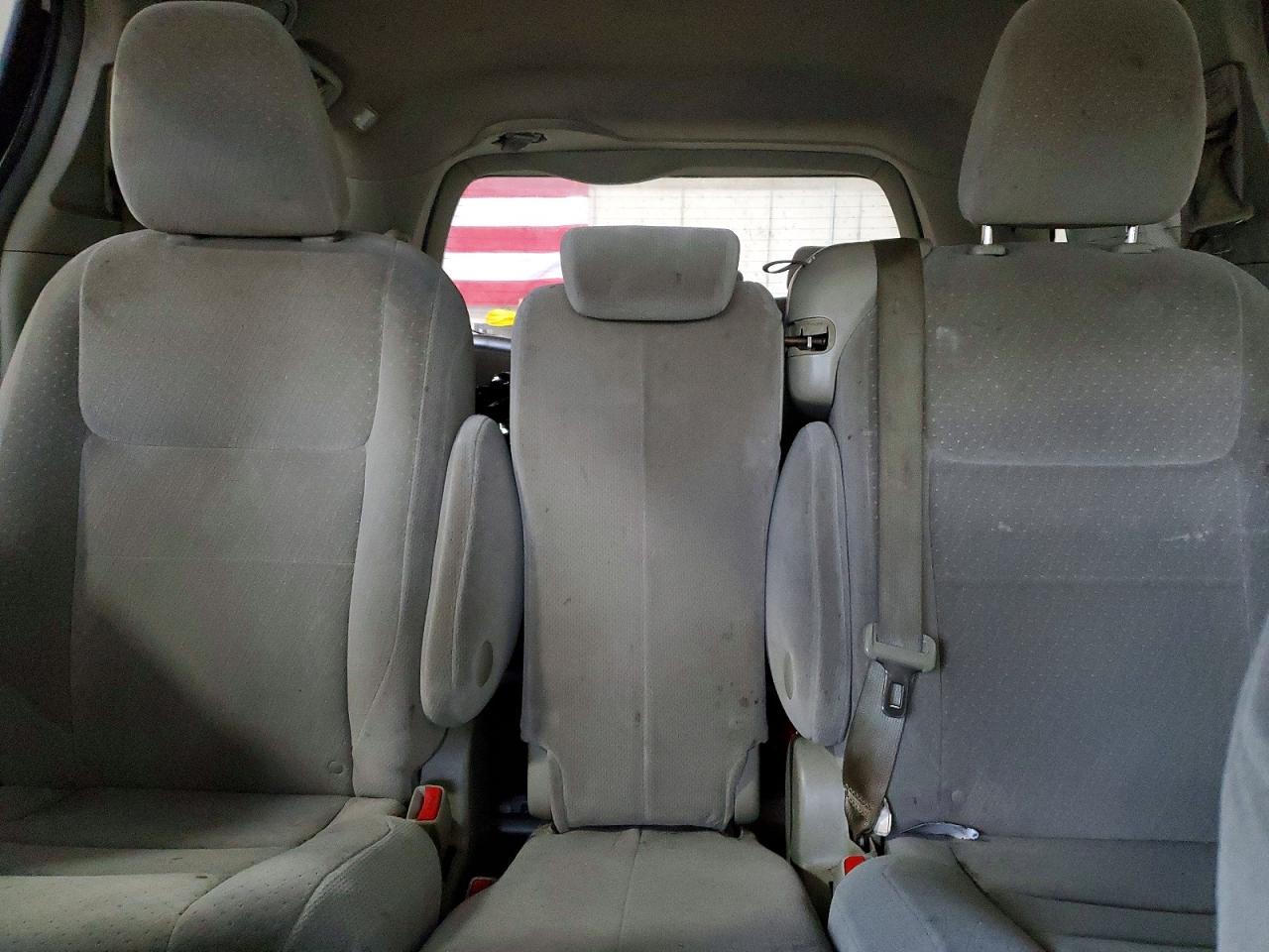2017 TOYOTA SIENNA LE 8-PASSENGER photo 10