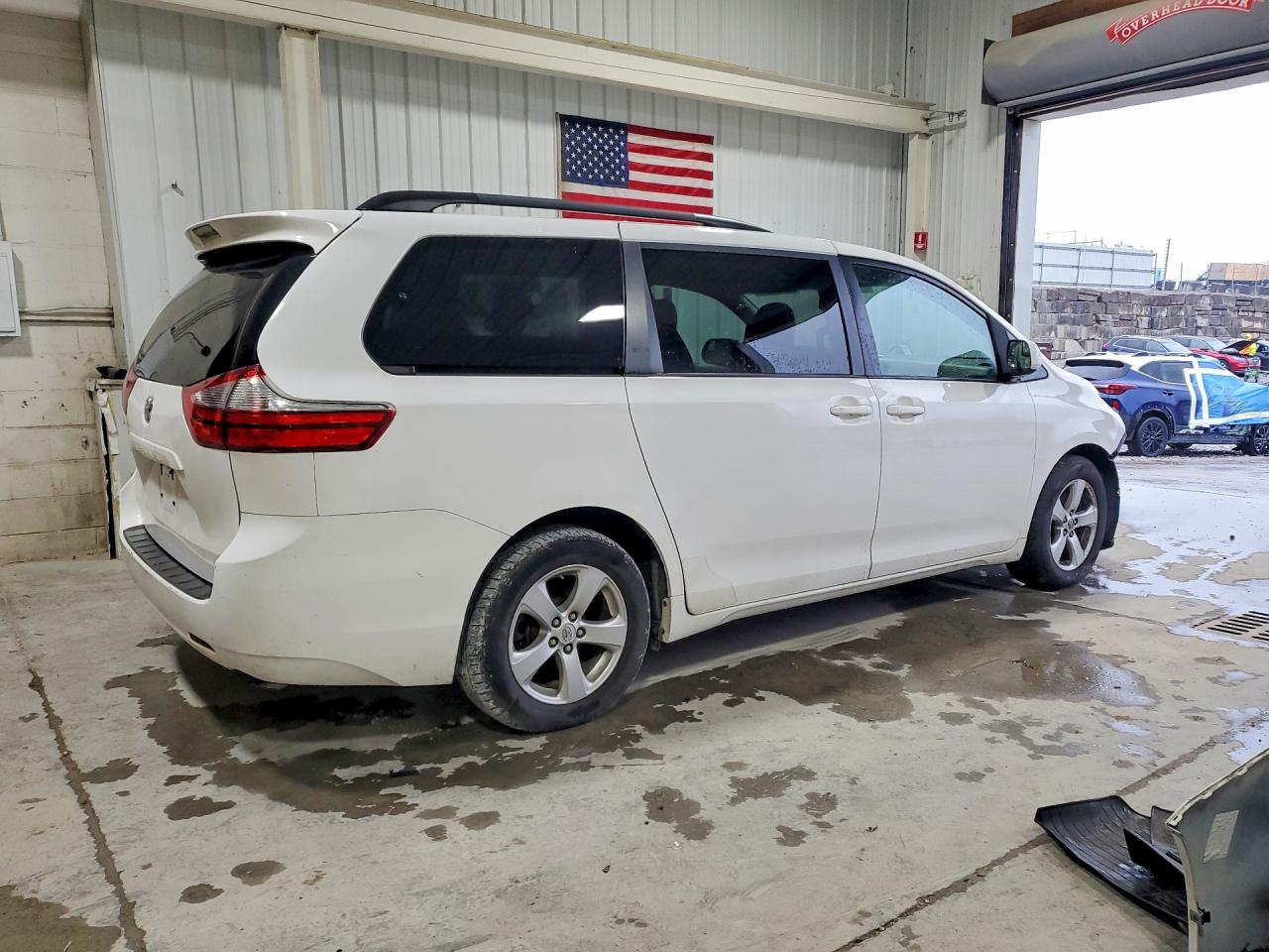 2017 TOYOTA SIENNA LE 8-PASSENGER photo 3
