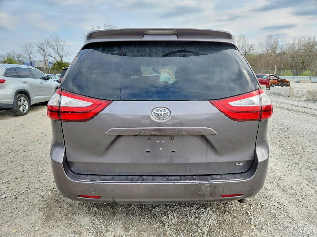 2016 TOYOTA SIENNA LE 8-PASSENGER photo 11