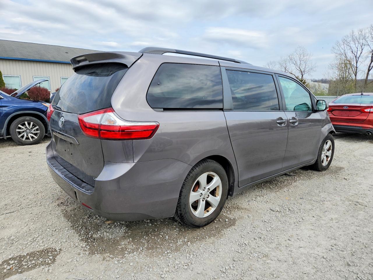 2016 TOYOTA SIENNA LE 8-PASSENGER photo 5
