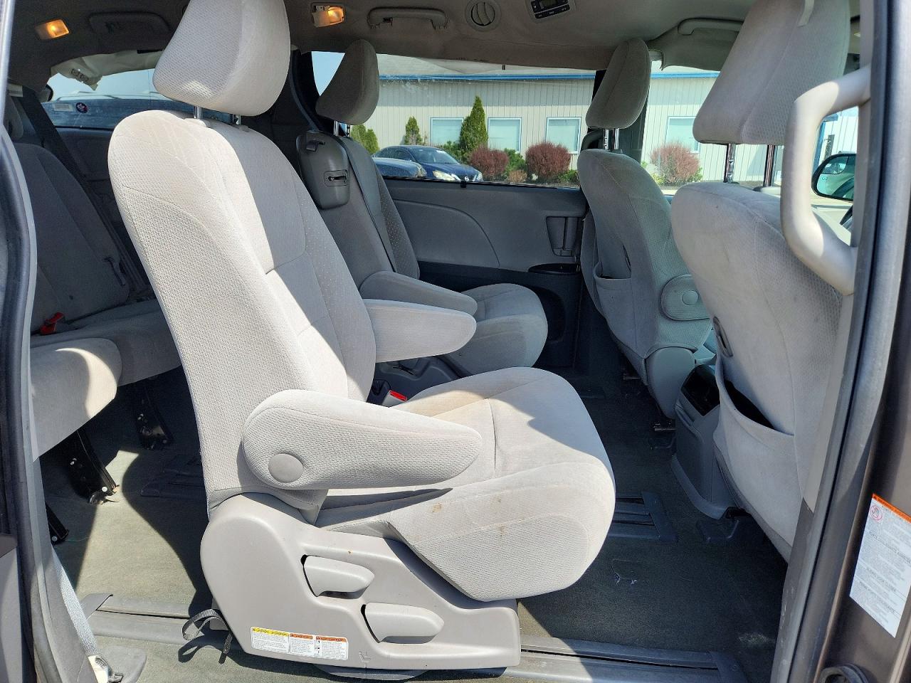 2016 TOYOTA SIENNA LE 8-PASSENGER photo 21