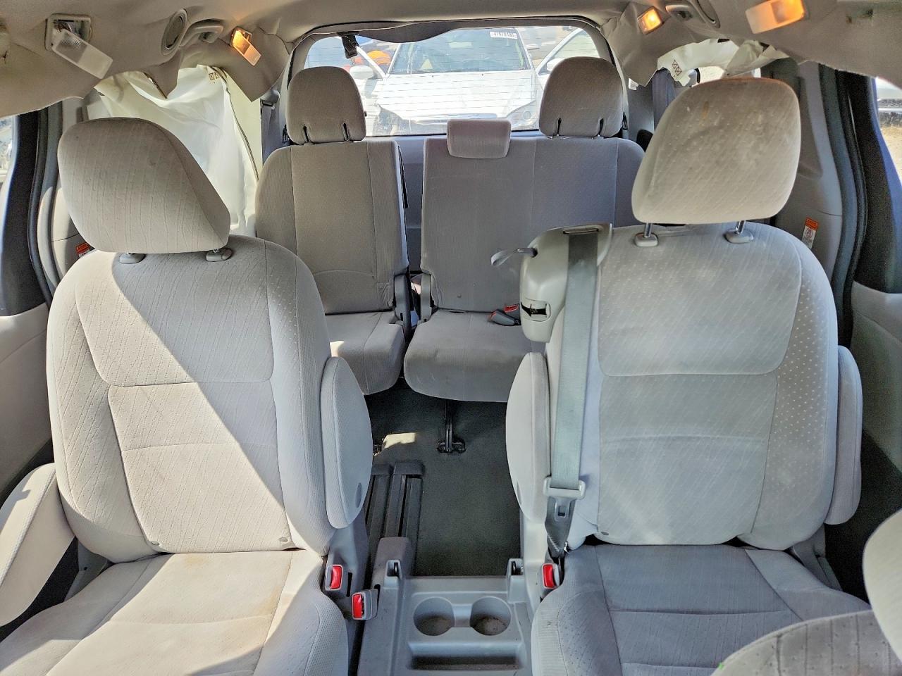 2016 TOYOTA SIENNA LE 8-PASSENGER photo 19