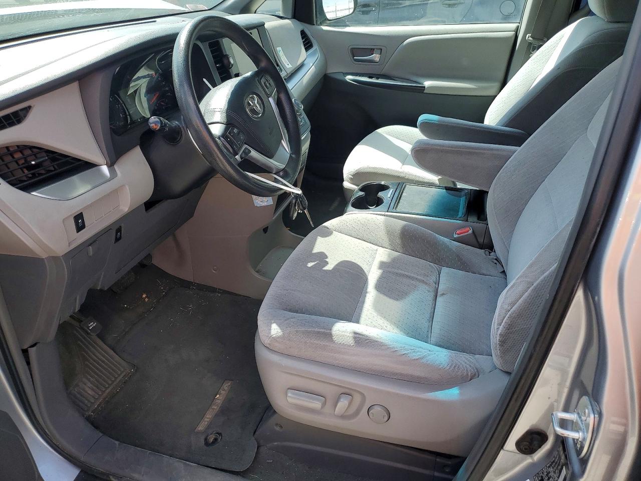 2016 TOYOTA SIENNA LE 8-PASSENGER photo 13