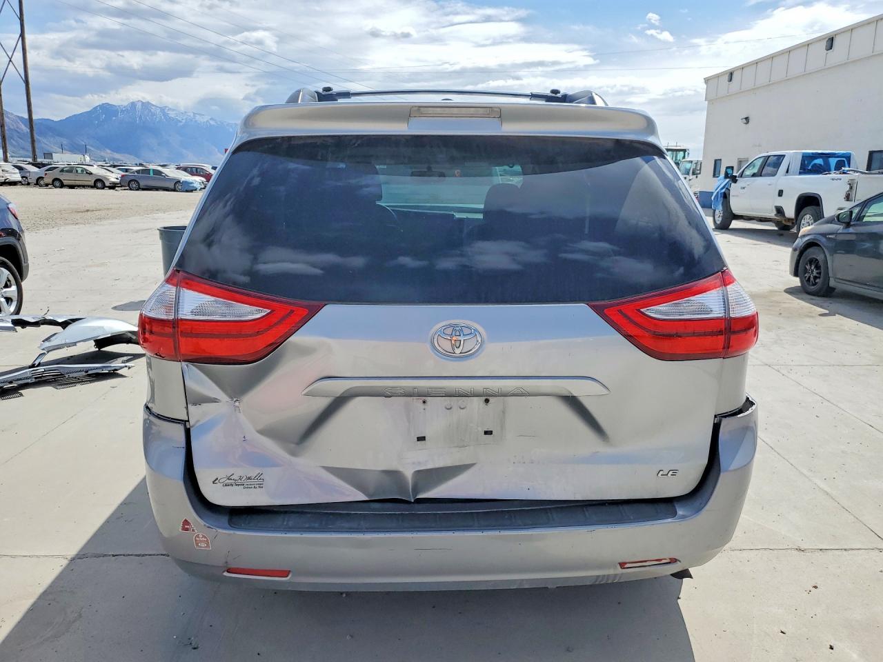 2016 TOYOTA SIENNA LE 8-PASSENGER photo 11