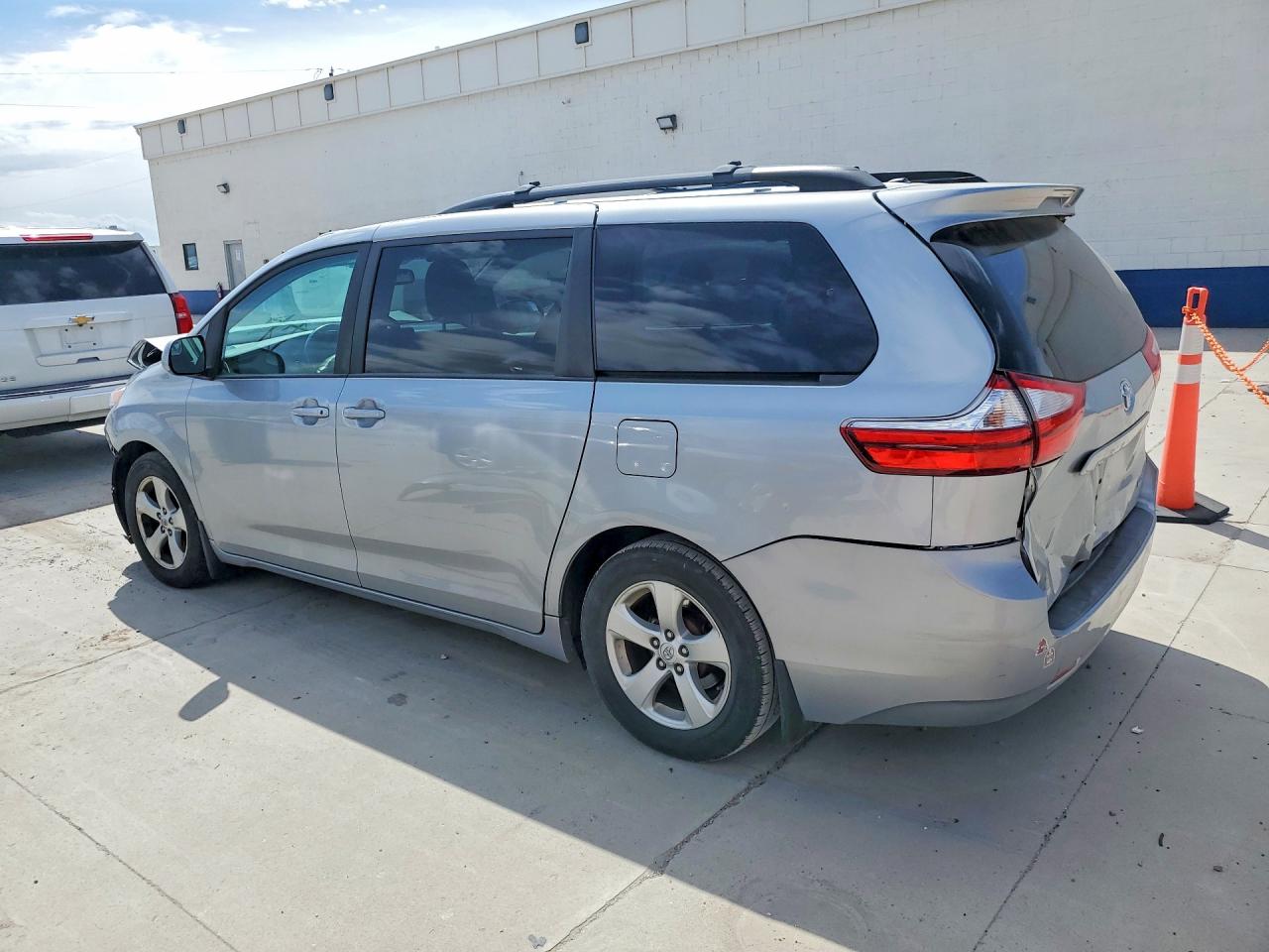 2016 TOYOTA SIENNA LE 8-PASSENGER photo 3