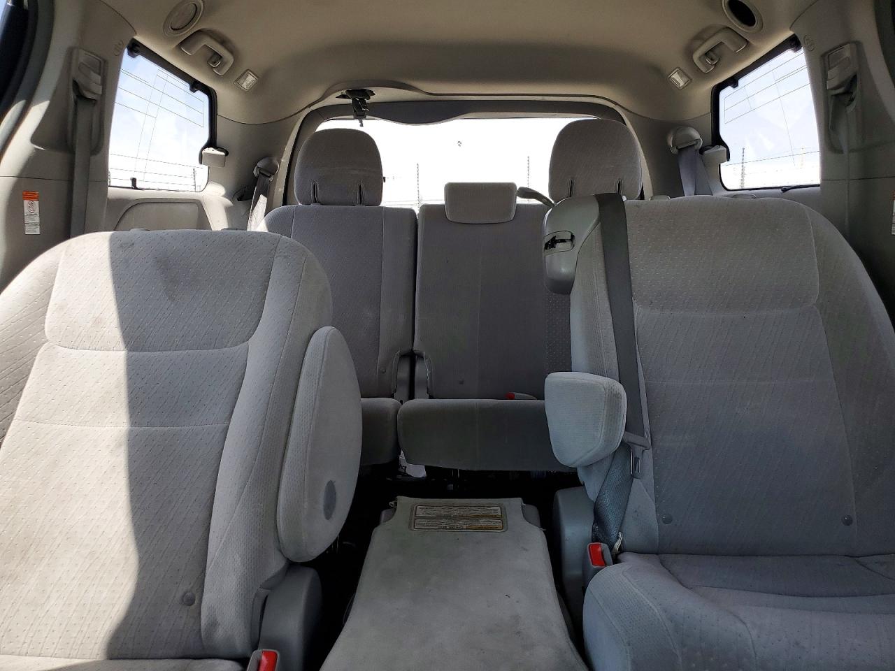 2016 TOYOTA SIENNA LE 8-PASSENGER photo 19