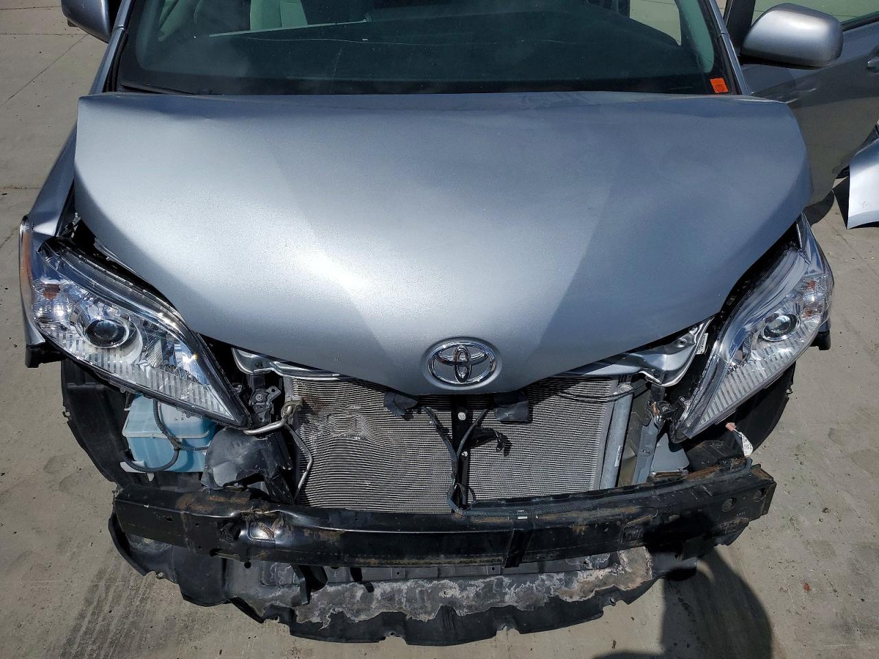 2016 TOYOTA SIENNA LE 8-PASSENGER photo 23