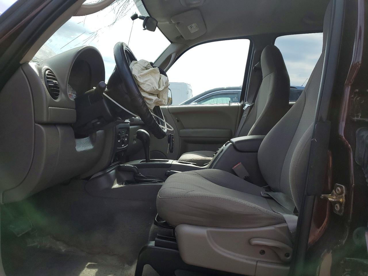 2004 JEEP LIBERTY SPORT photo 13