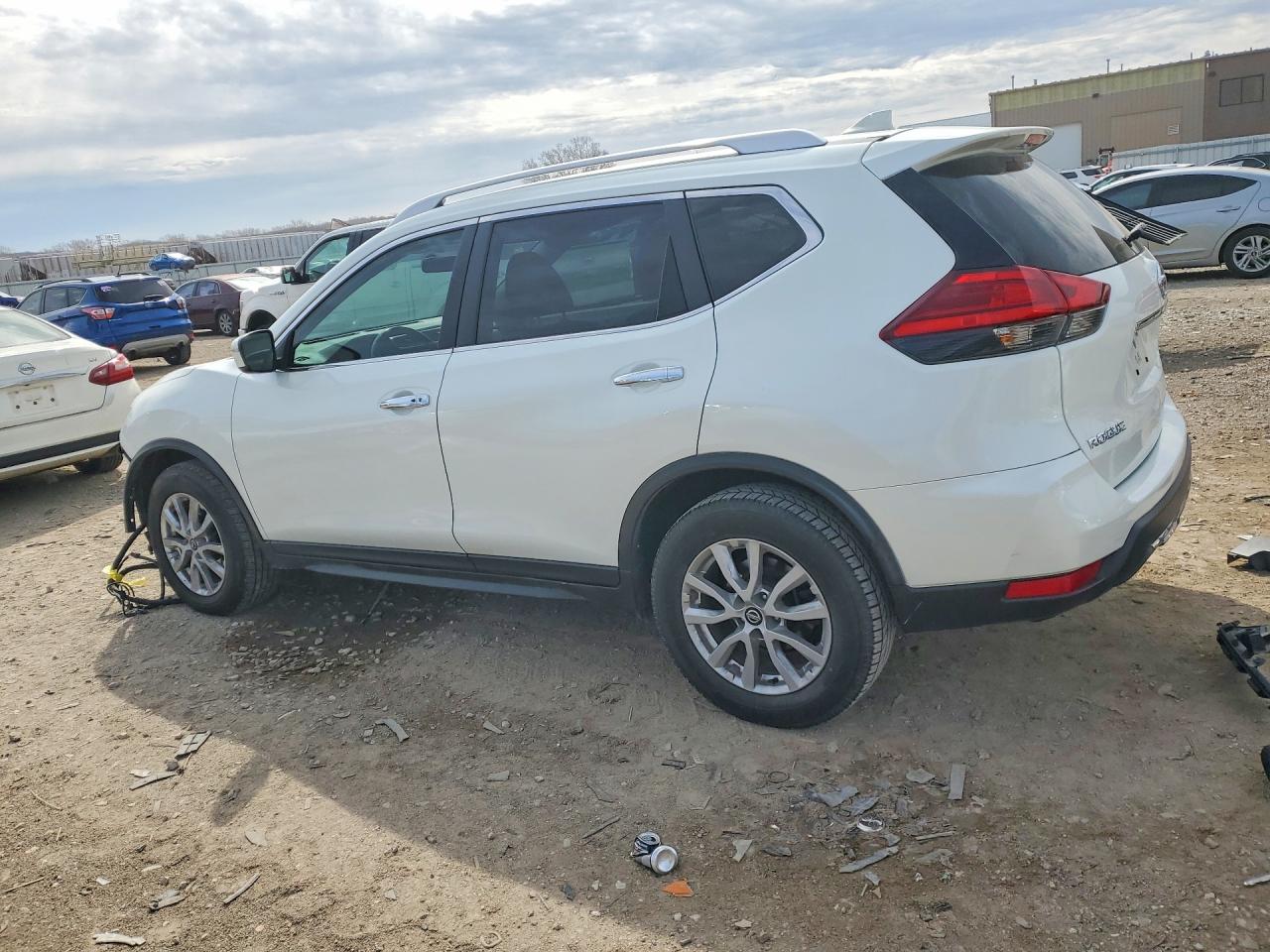 2017 NISSAN ROGUE SV photo 3