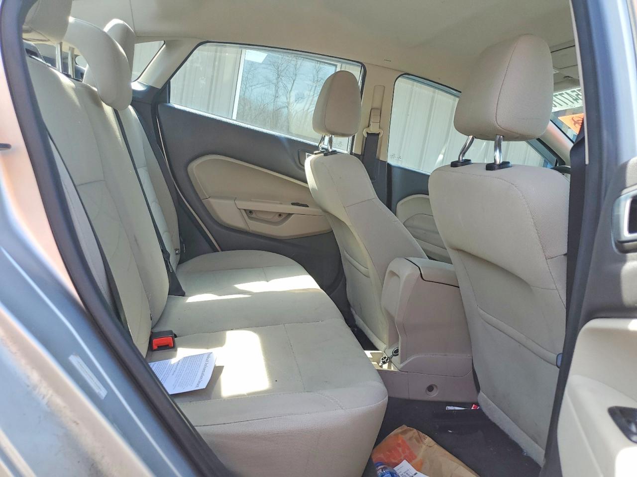 2016 FORD FIESTA SE photo 19