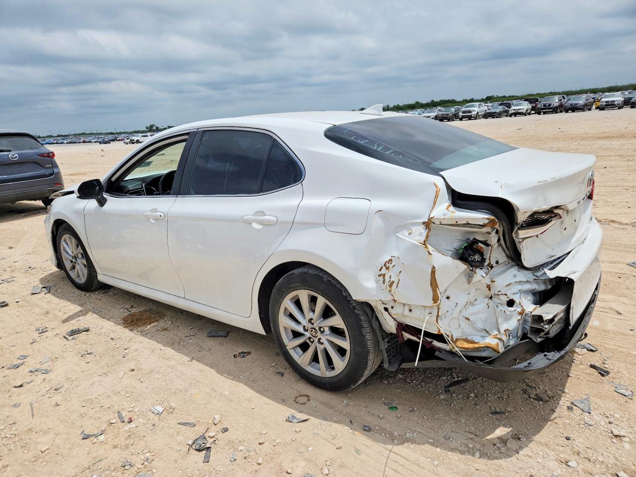 2021 TOYOTA CAMRY LE photo 3