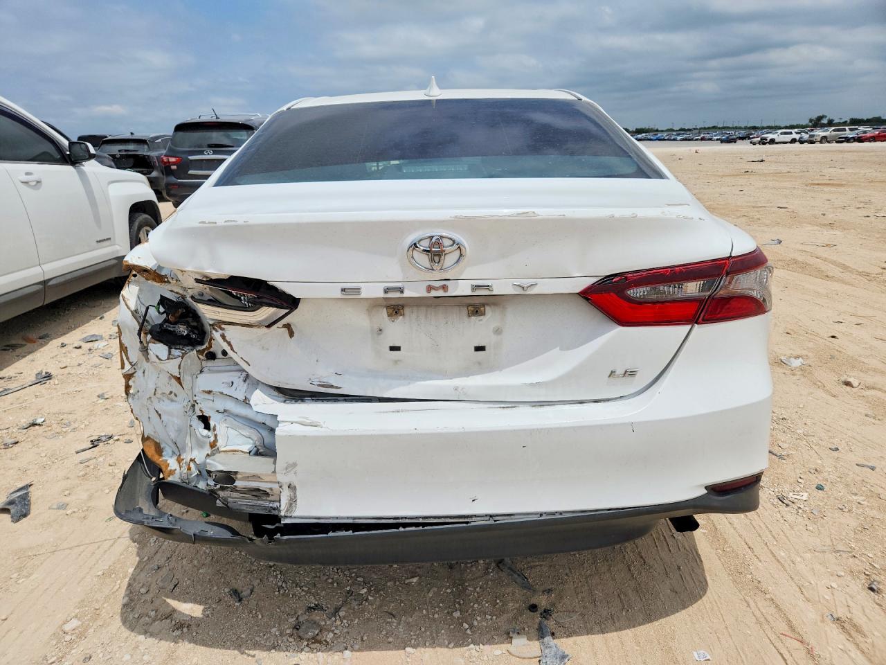2021 TOYOTA CAMRY LE photo 11