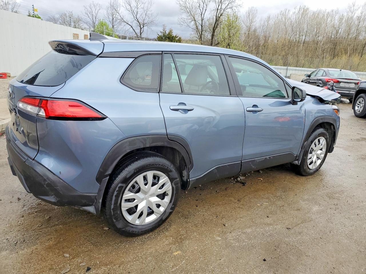 2025 TOYOTA COROLLA CROSS L photo 3