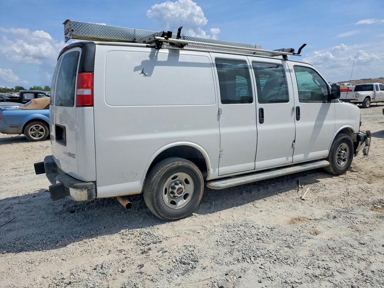 2017 GMC SAVANA G2500 photo 7