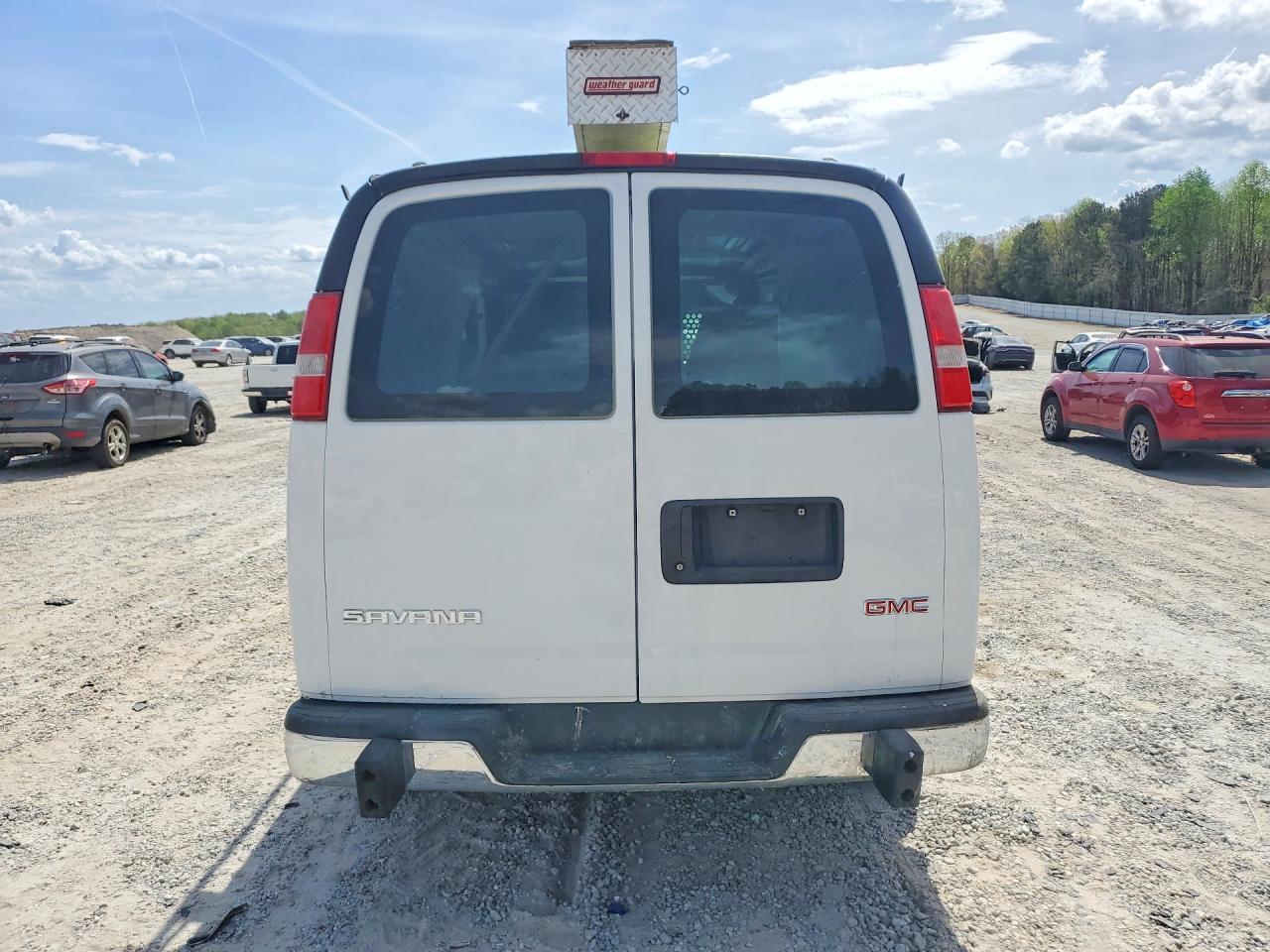 2017 GMC SAVANA G2500 photo 16