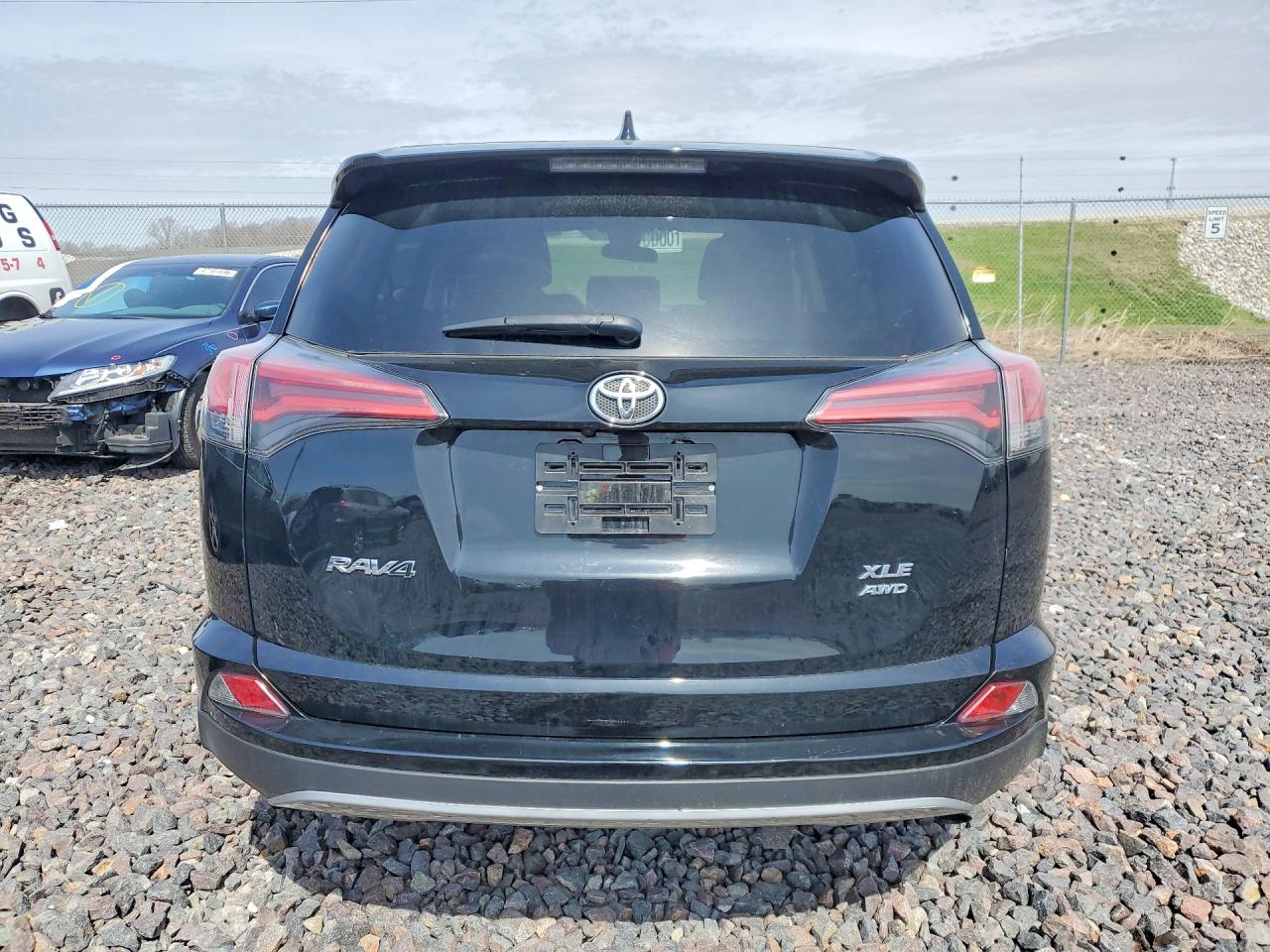 2018 TOYOTA RAV4 XLE photo 11