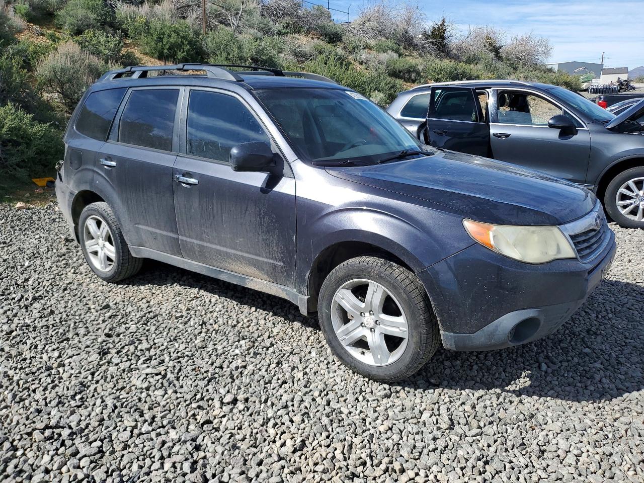 2010 SUBARU FORESTER photo 4