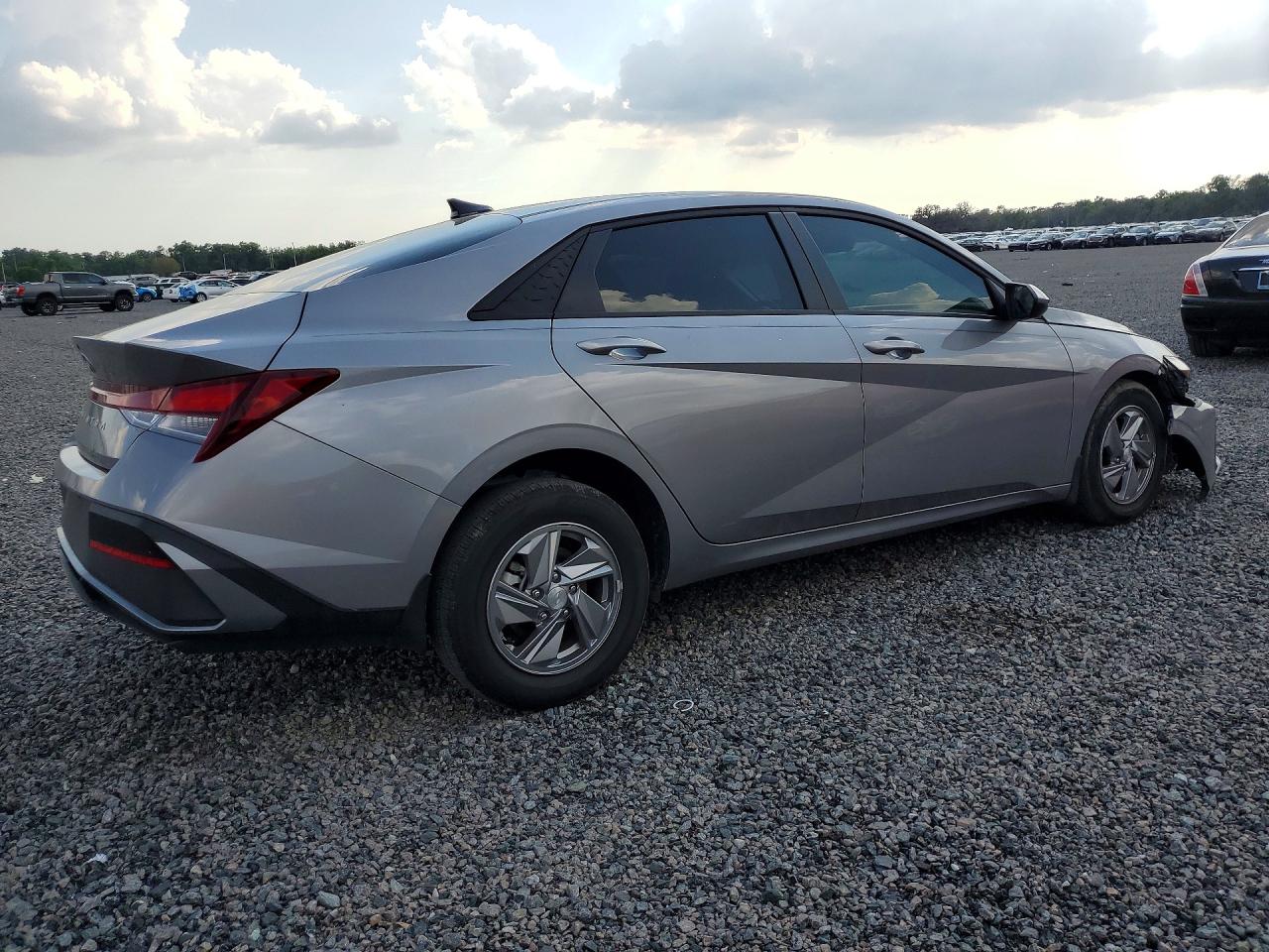 2025 HYUNDAI ELANTRA SE photo 3