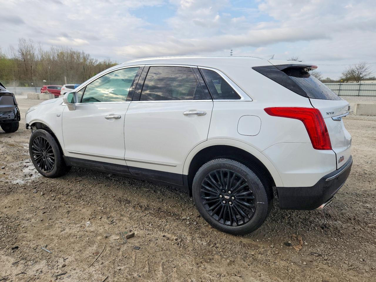 2017 CADILLAC XT5 LUXURY photo 3