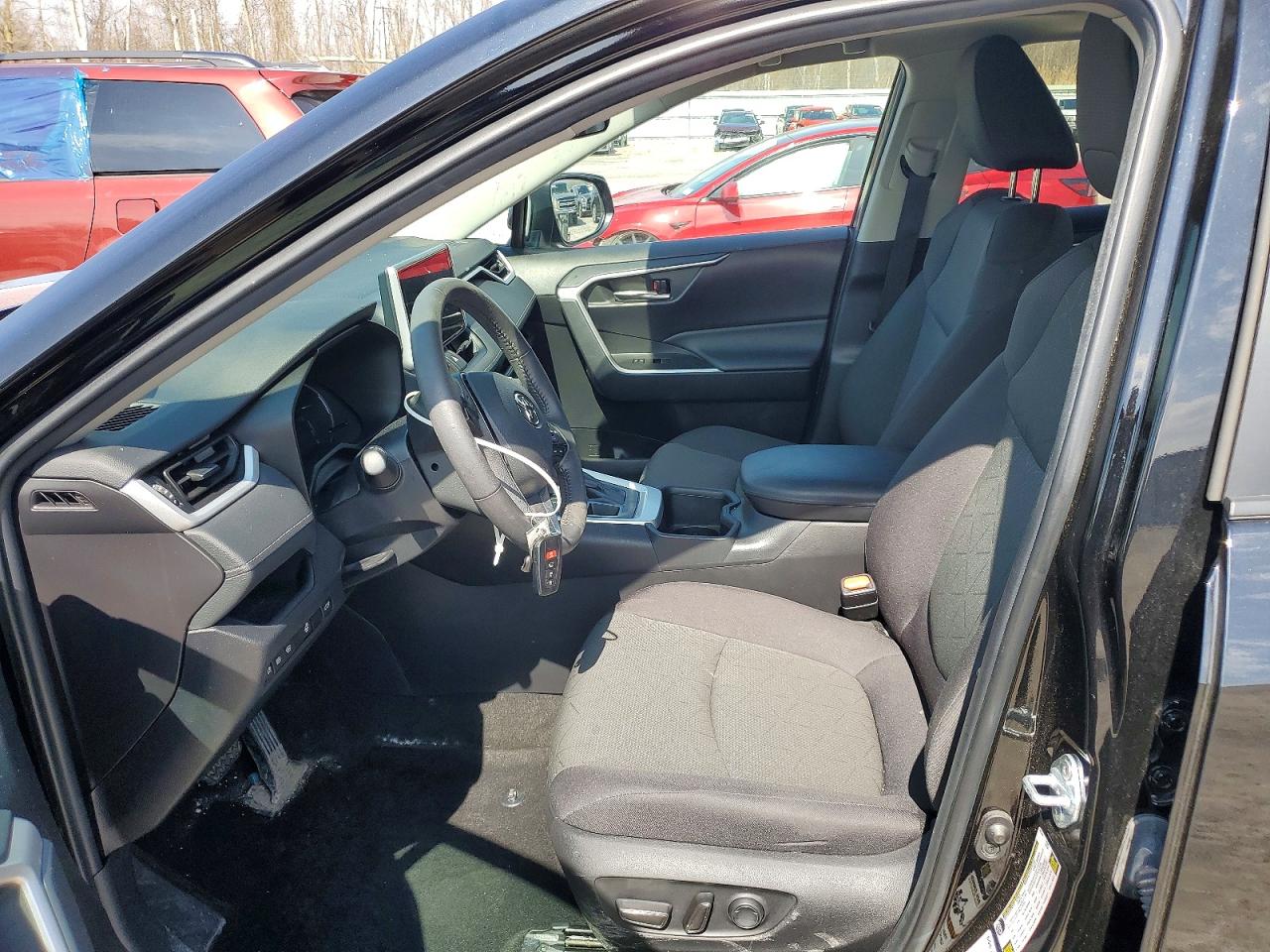 2024 TOYOTA RAV4 XLE photo 13