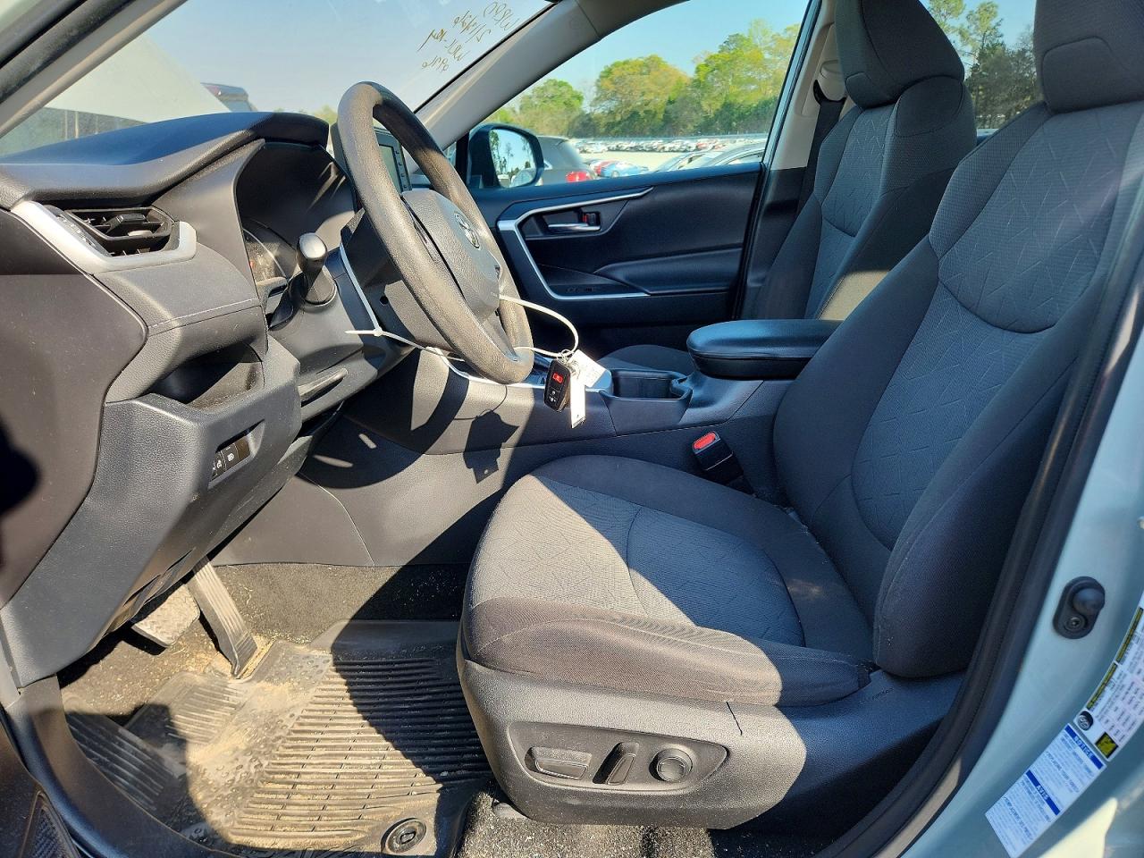 2022 TOYOTA RAV4 XLE photo 13