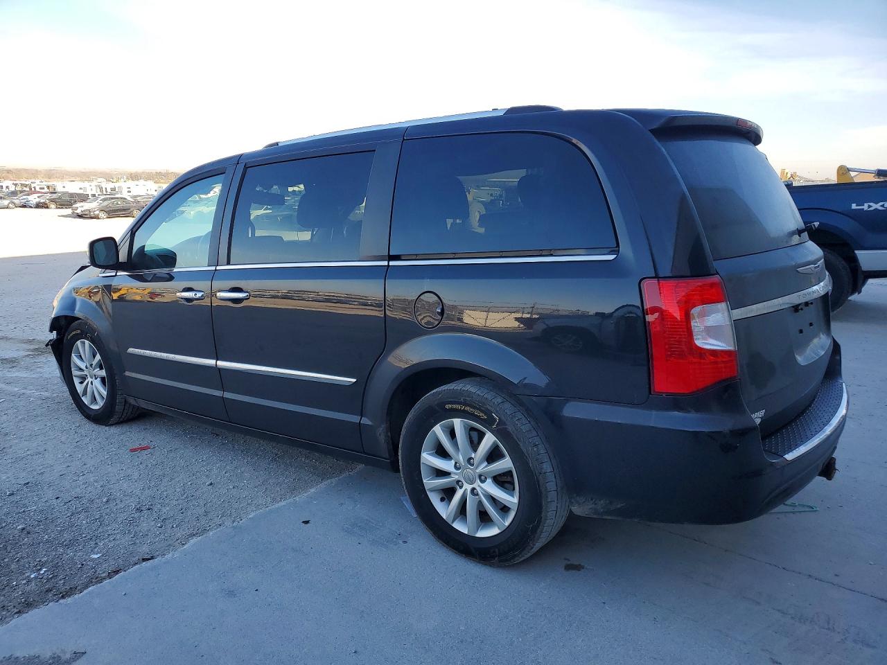 2015 CHRYSLER TOWN & COUNTRY LIMITED PLATINUM photo 3