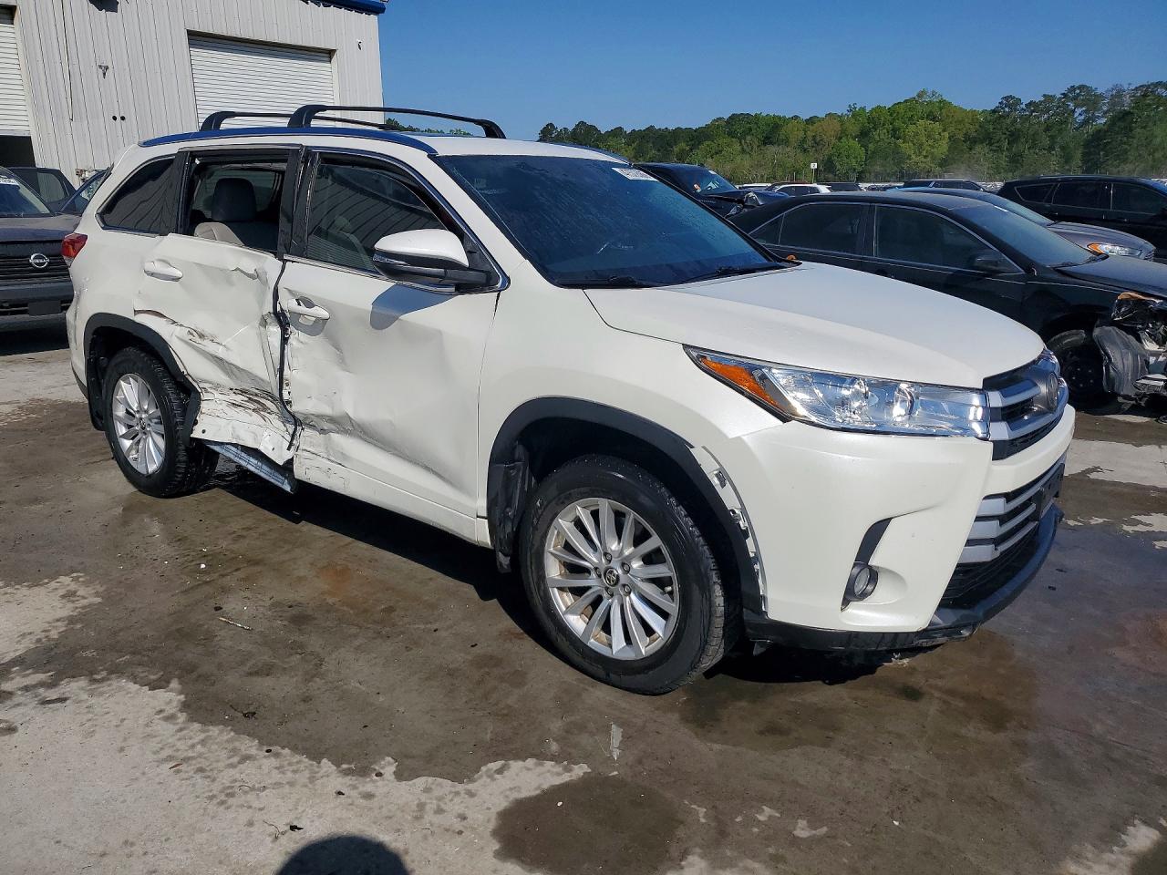 2017 TOYOTA HIGHLANDER XLE photo 10