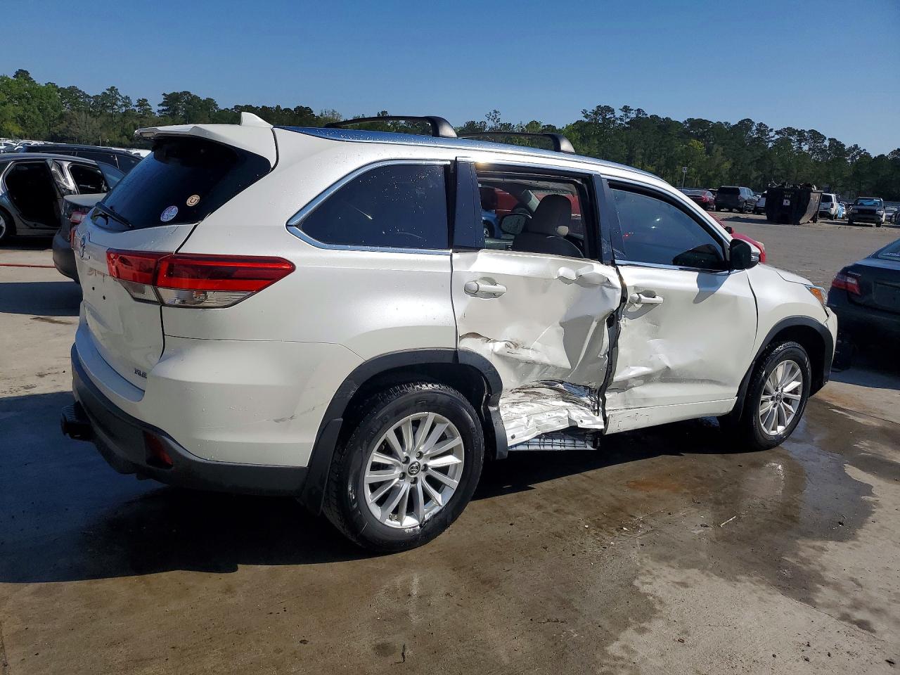 2017 TOYOTA HIGHLANDER XLE photo 7