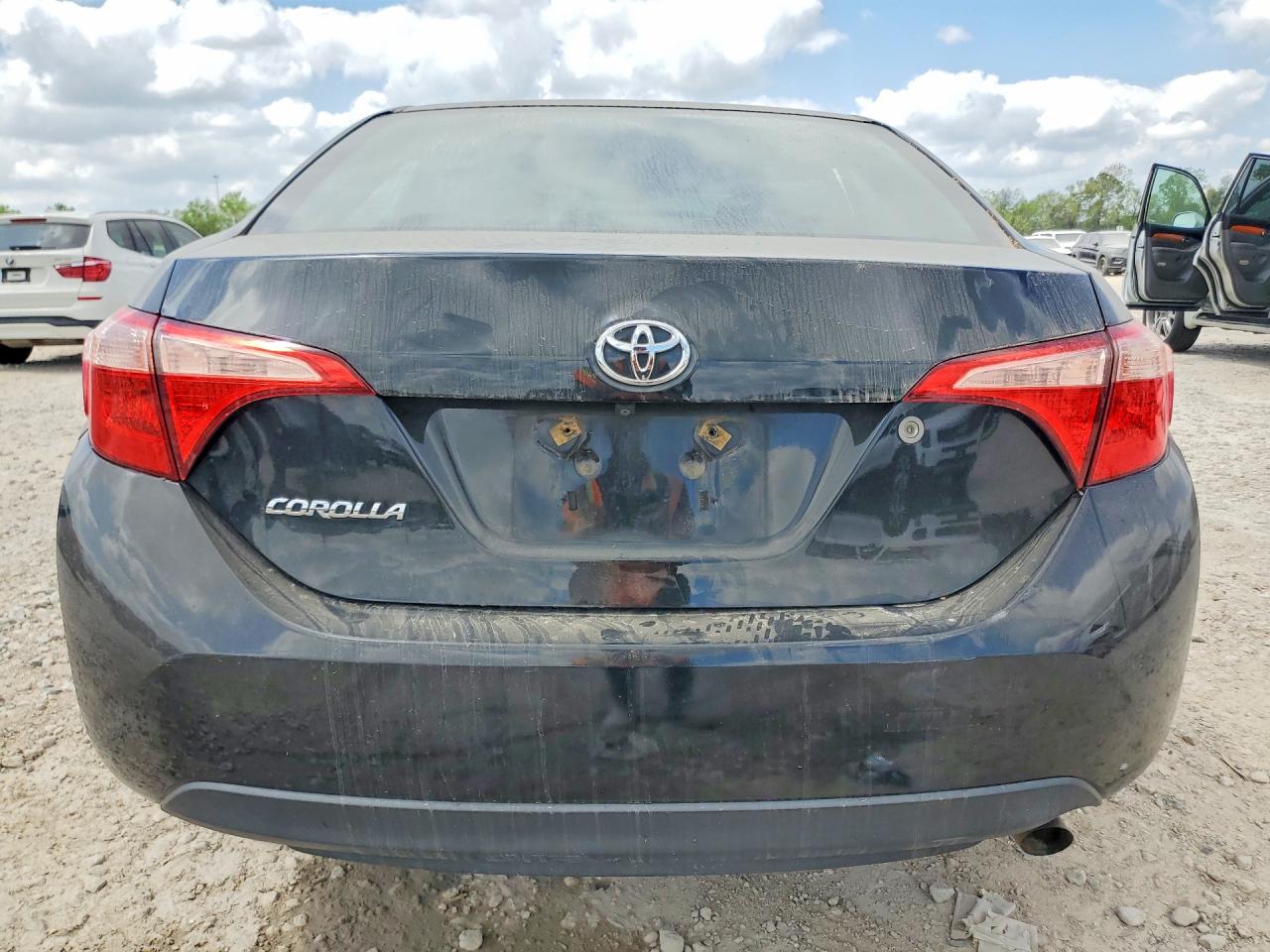 2018 TOYOTA COROLLA photo 16