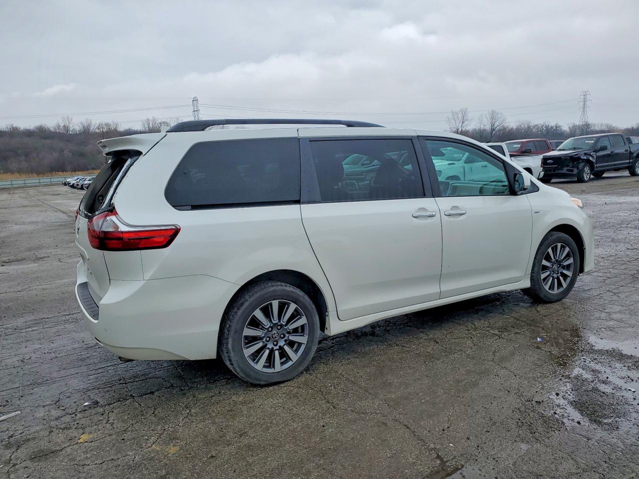 2020 TOYOTA SIENNA XLE 7-PASSENGER photo 3