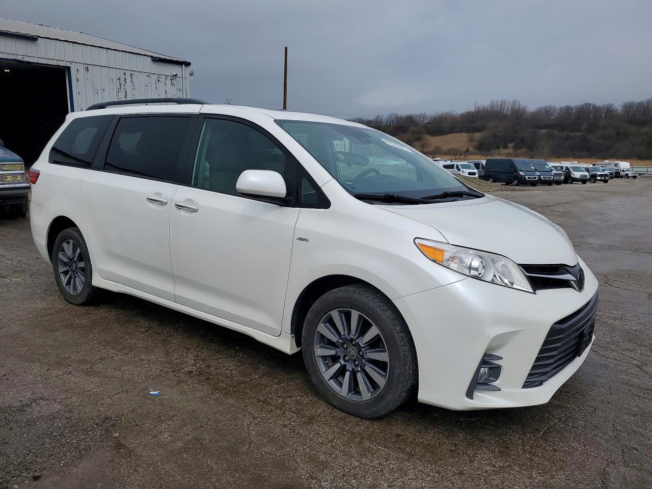 2020 TOYOTA SIENNA XLE 7-PASSENGER photo 4