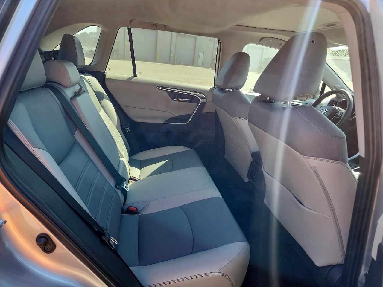 2022 TOYOTA RAV4 XLE PREMIUM photo 19