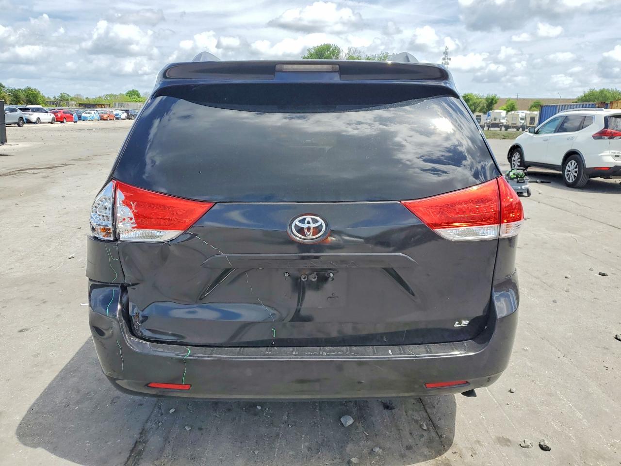 2013 TOYOTA SIENNA LE 8-PASSENGER photo 6