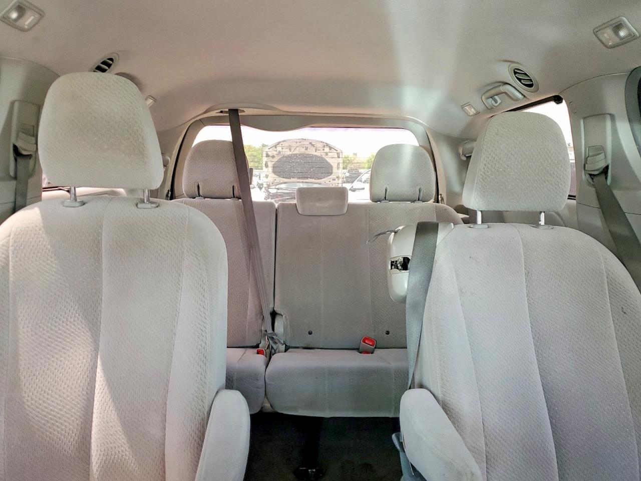 2013 TOYOTA SIENNA LE 8-PASSENGER photo 10