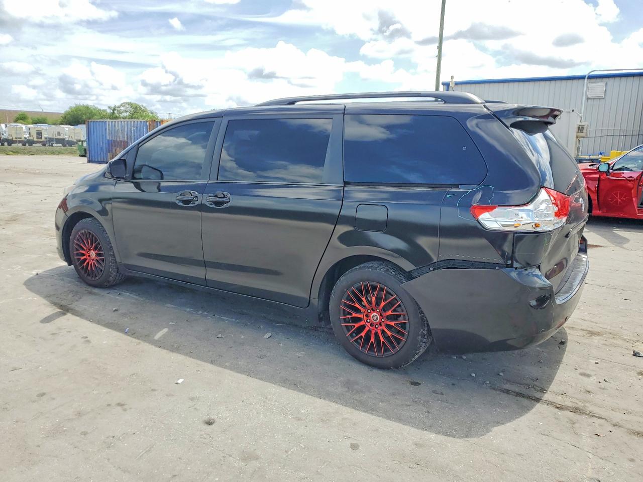 2013 TOYOTA SIENNA LE 8-PASSENGER photo 2