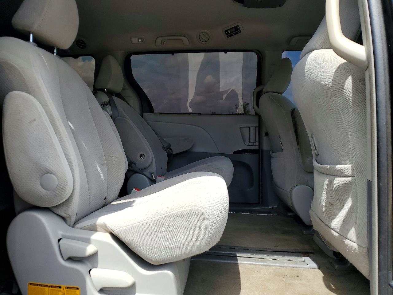 2013 TOYOTA SIENNA LE 8-PASSENGER photo 11