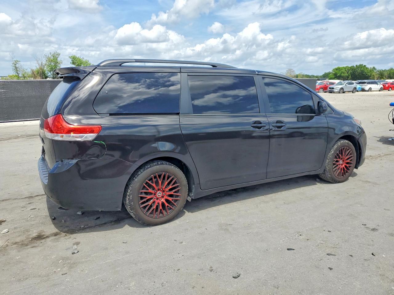 2013 TOYOTA SIENNA LE 8-PASSENGER photo 3