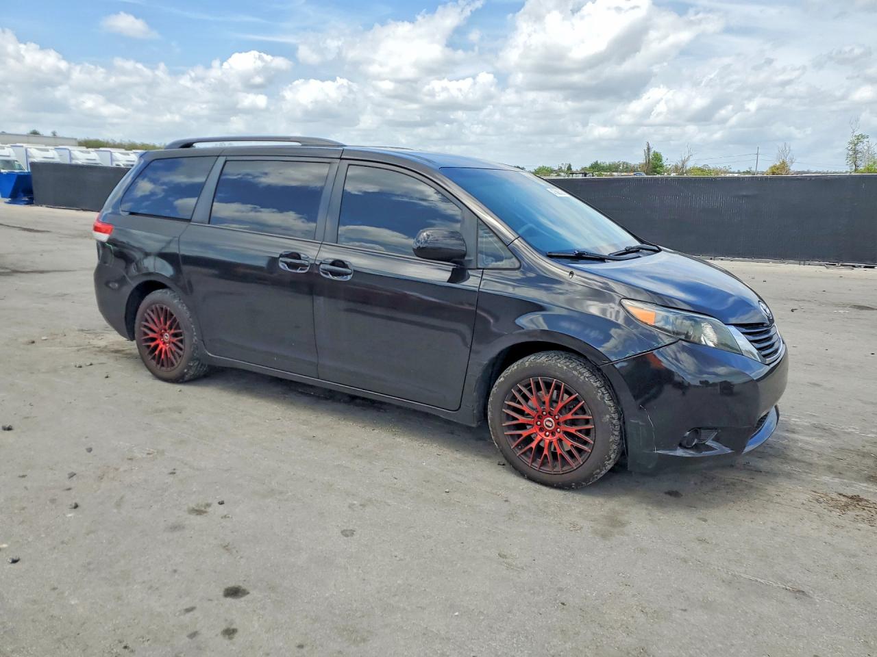 2013 TOYOTA SIENNA LE 8-PASSENGER photo 4