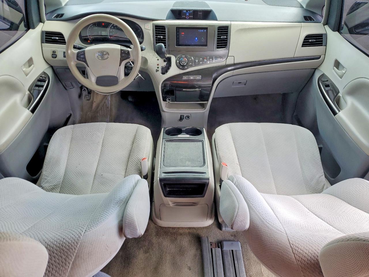 2013 TOYOTA SIENNA LE 8-PASSENGER photo 8