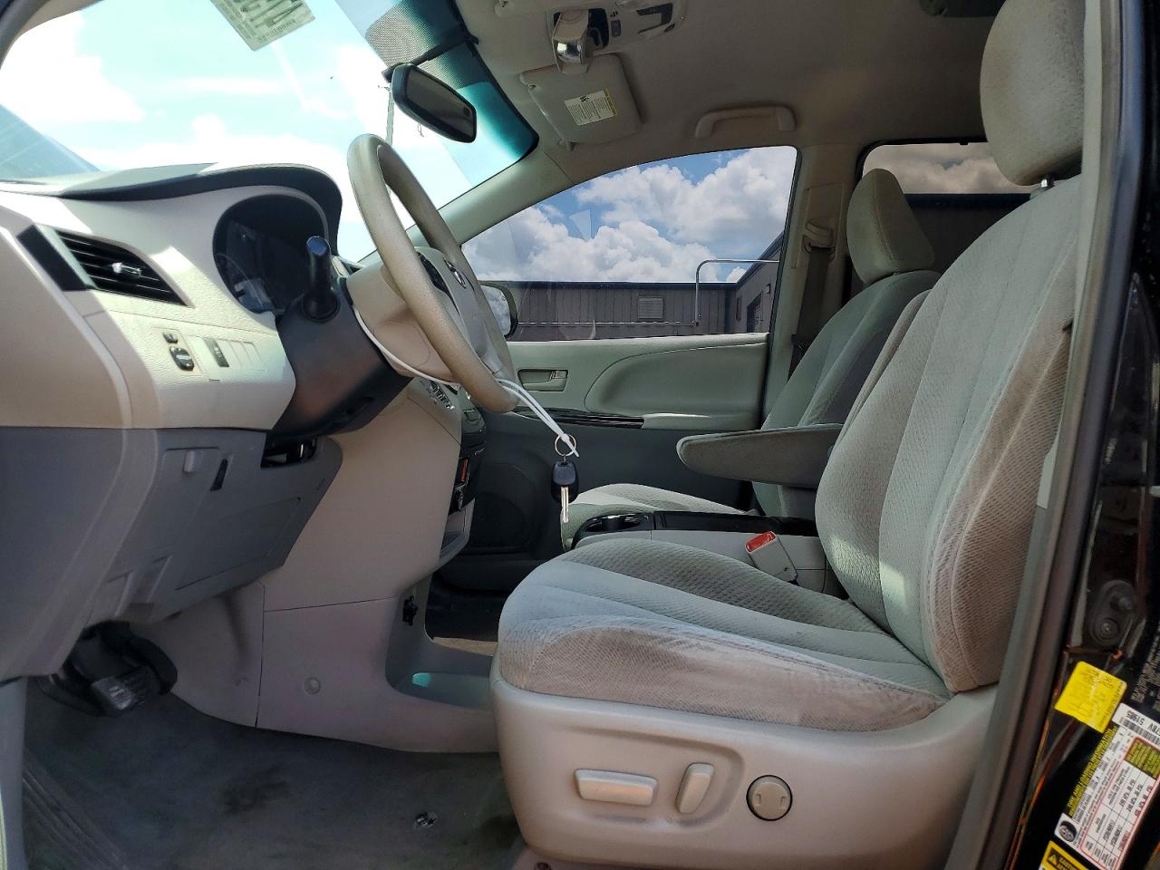 2013 TOYOTA SIENNA LE 8-PASSENGER photo 7