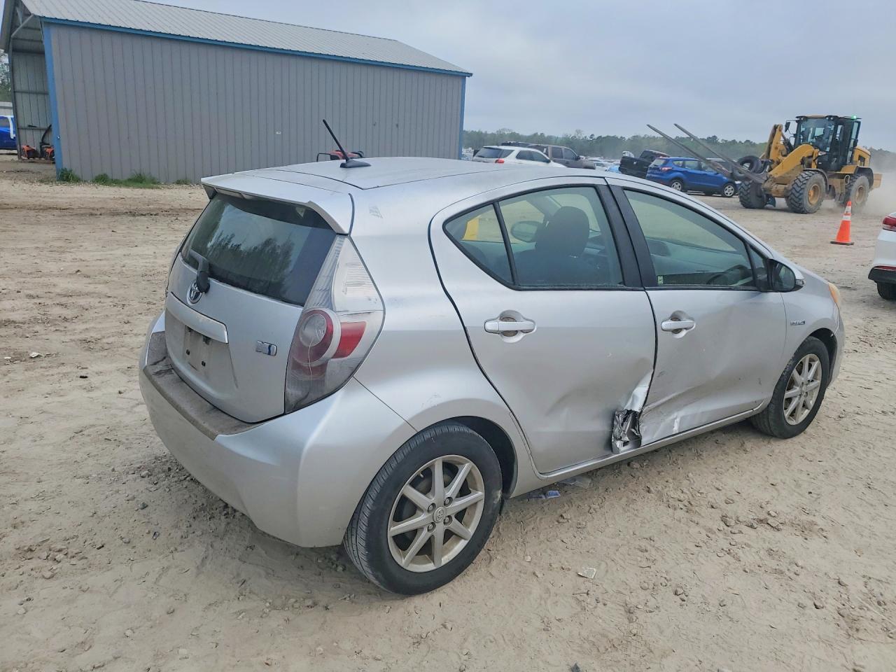 2013 TOYOTA PRIUS C THREE photo 3