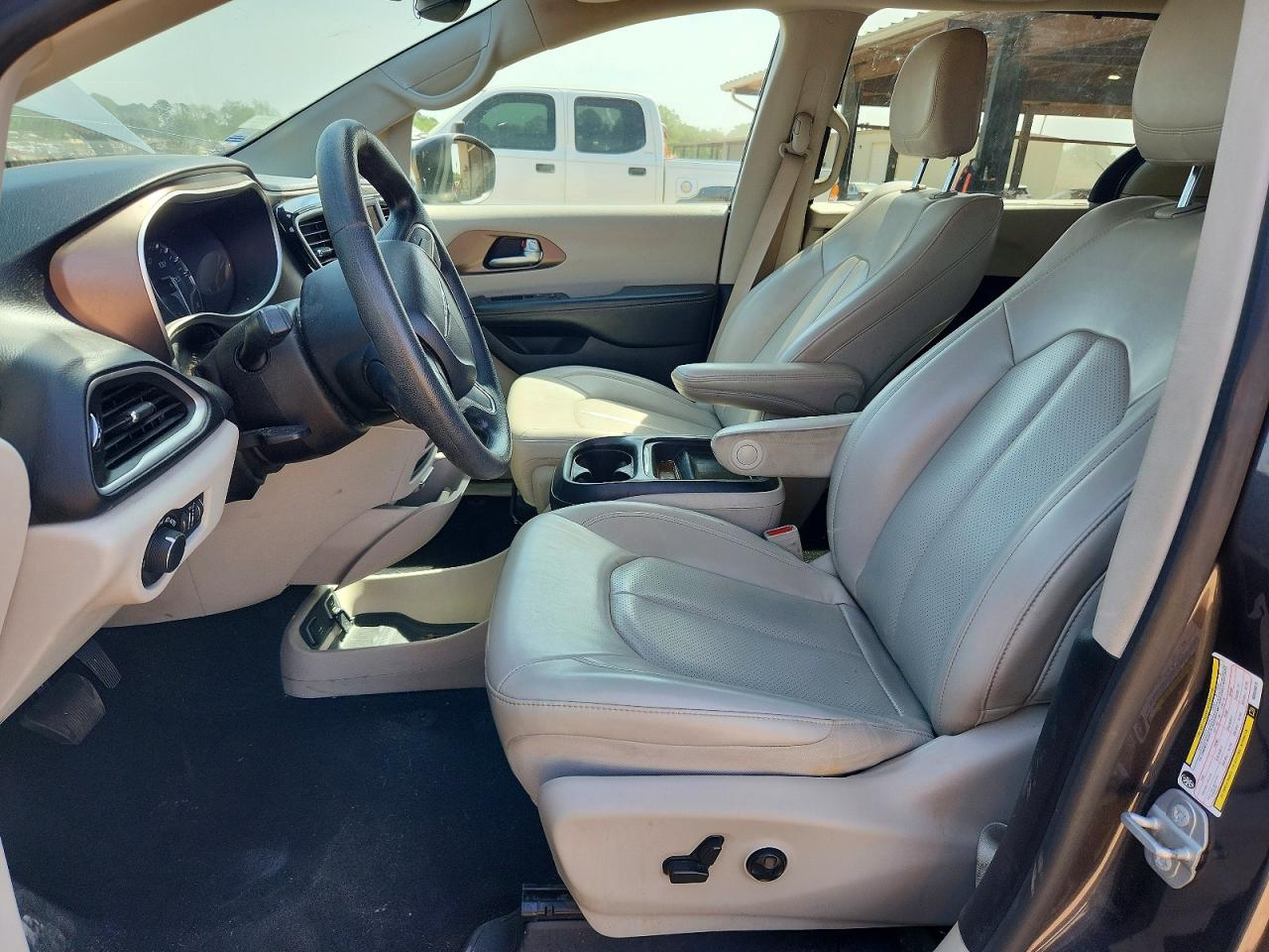 2021 CHRYSLER VOYAGER photo 13