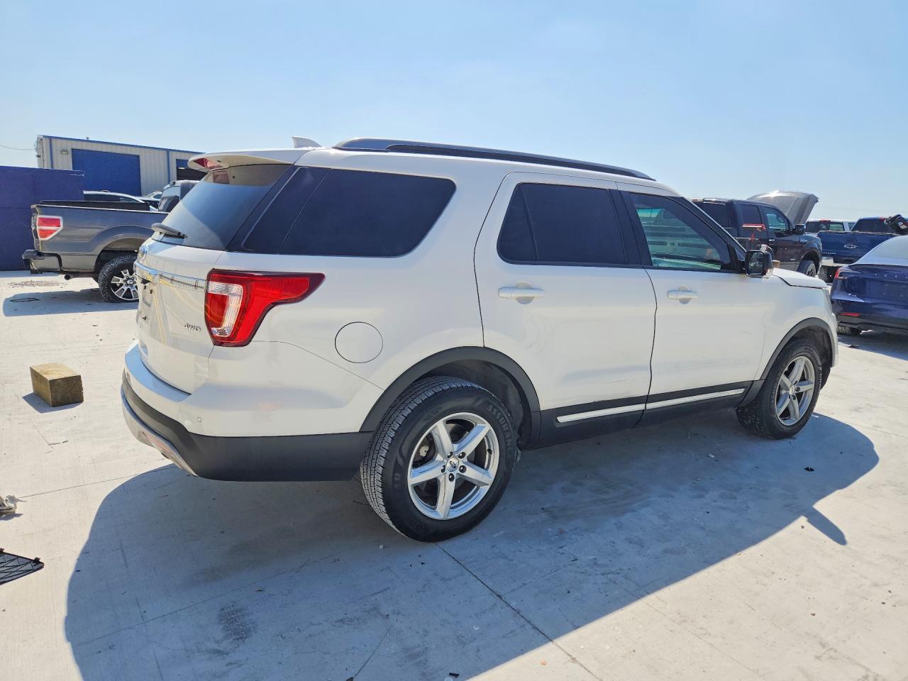 2016 FORD EXPLORER XLT photo 3