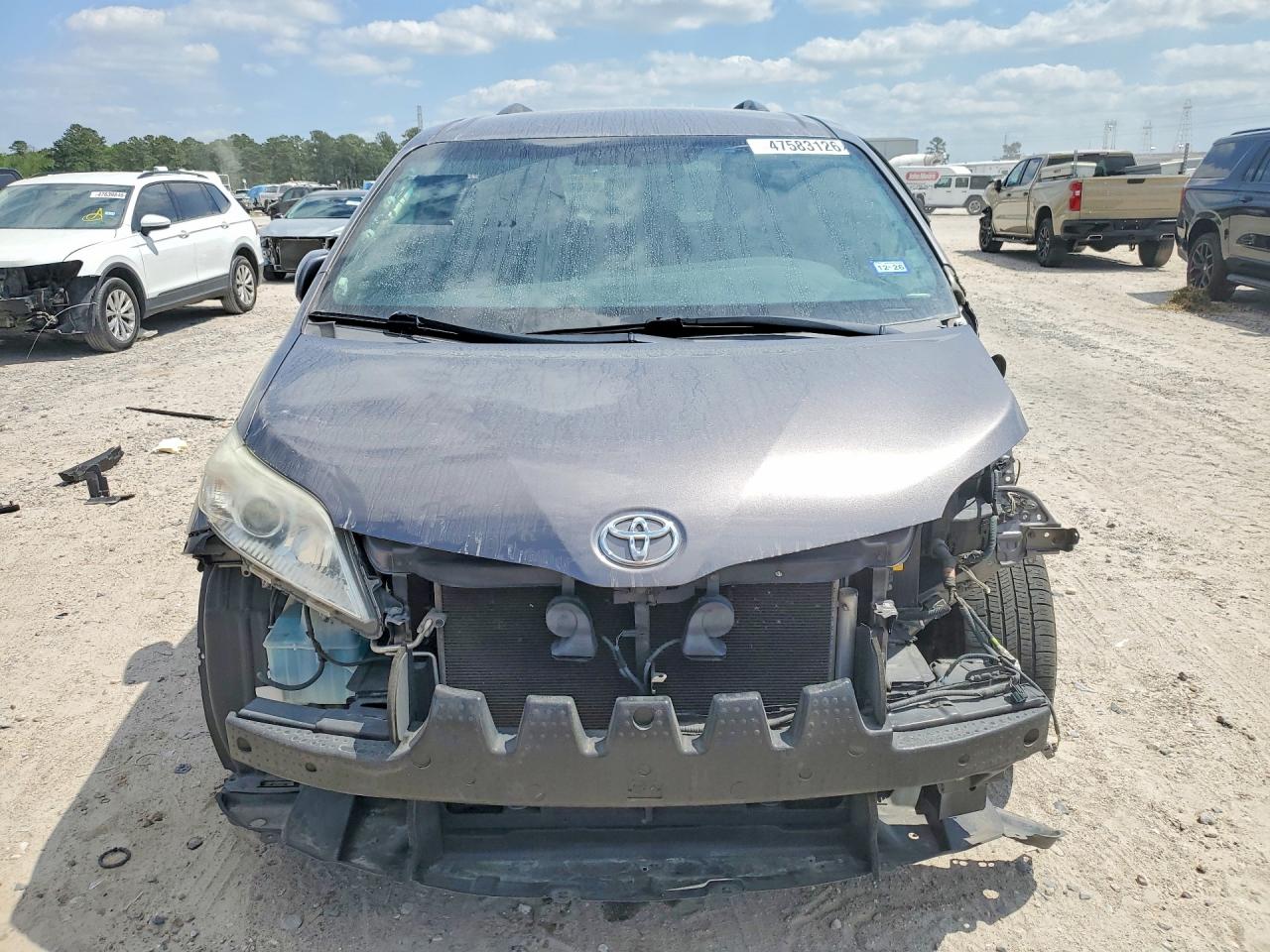 2017 TOYOTA SIENNA photo 5