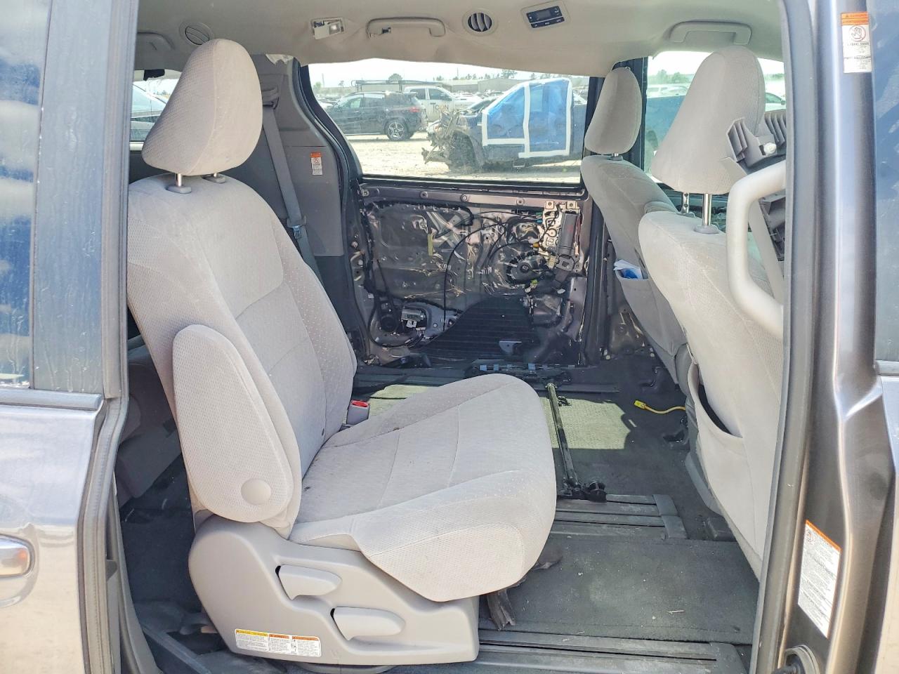2017 TOYOTA SIENNA photo 11