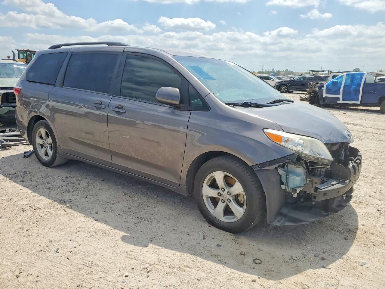2017 TOYOTA SIENNA photo 4