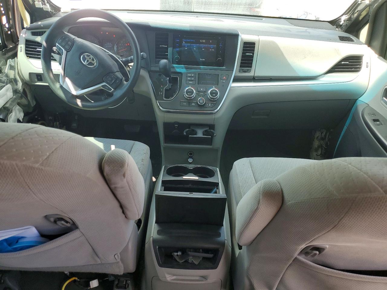 2017 TOYOTA SIENNA photo 8